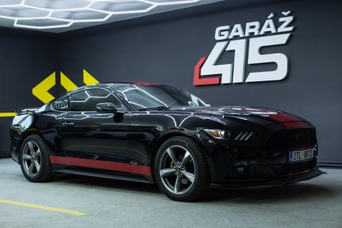 Černý Ford Mustang 3,7 l V6