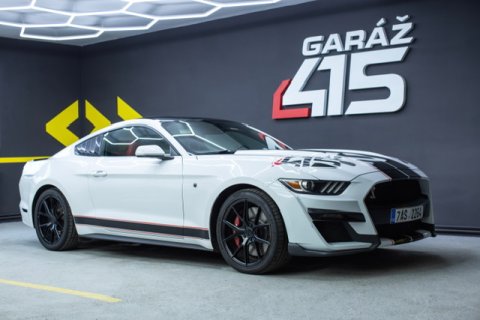 Bílý Ford Mustang 3,7 l V6
